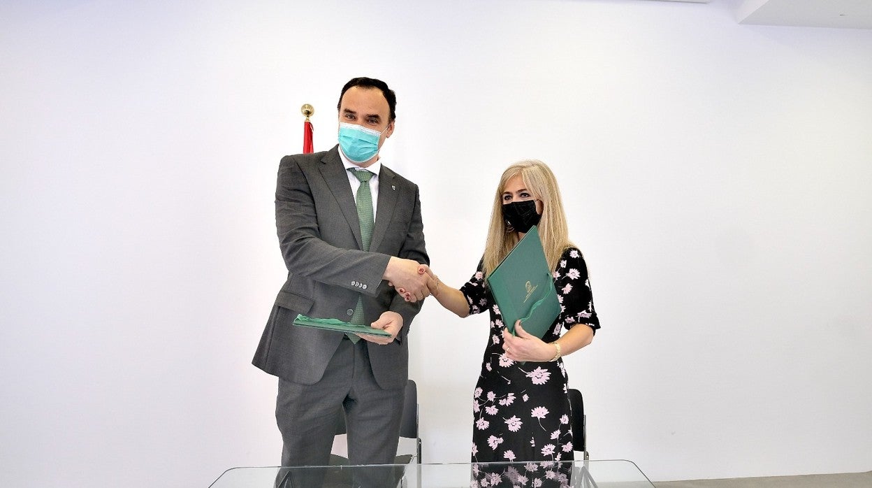 José Barroso y Patricia del Pozo, durante la firma del convenio