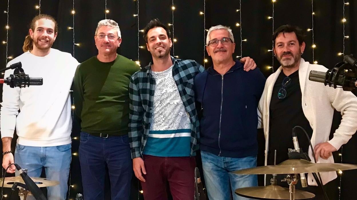 El portuense Javi Ruibal con el elenco de músicos con los que ha contado para el tema Mrs. Autumn