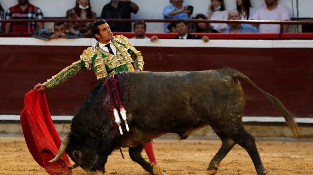 El toro de Victorino humilla en la muleta de un soberbio Emilio de Justo