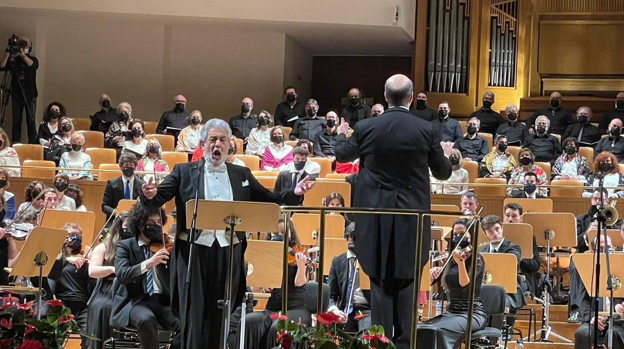 Plácido Domingo durante su actuación en la velada benéfica