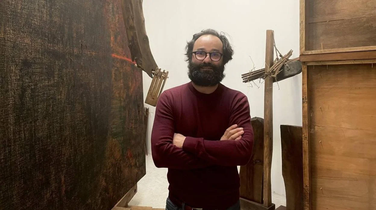 El escultor Jacobo Castellano posa en su estudio con algunas de sus últimas obras al fondo