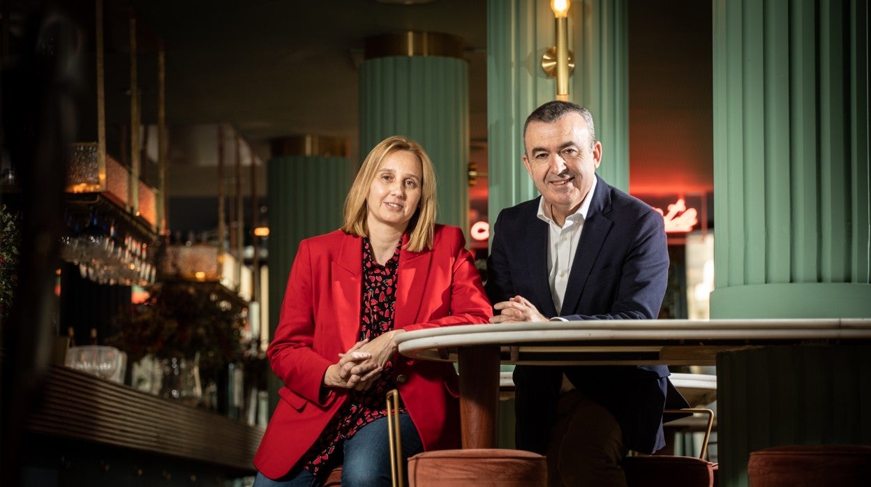 Lorenzo Silva y Noemí Trujillo, retratados en el Hotel de las Letras de Madrid