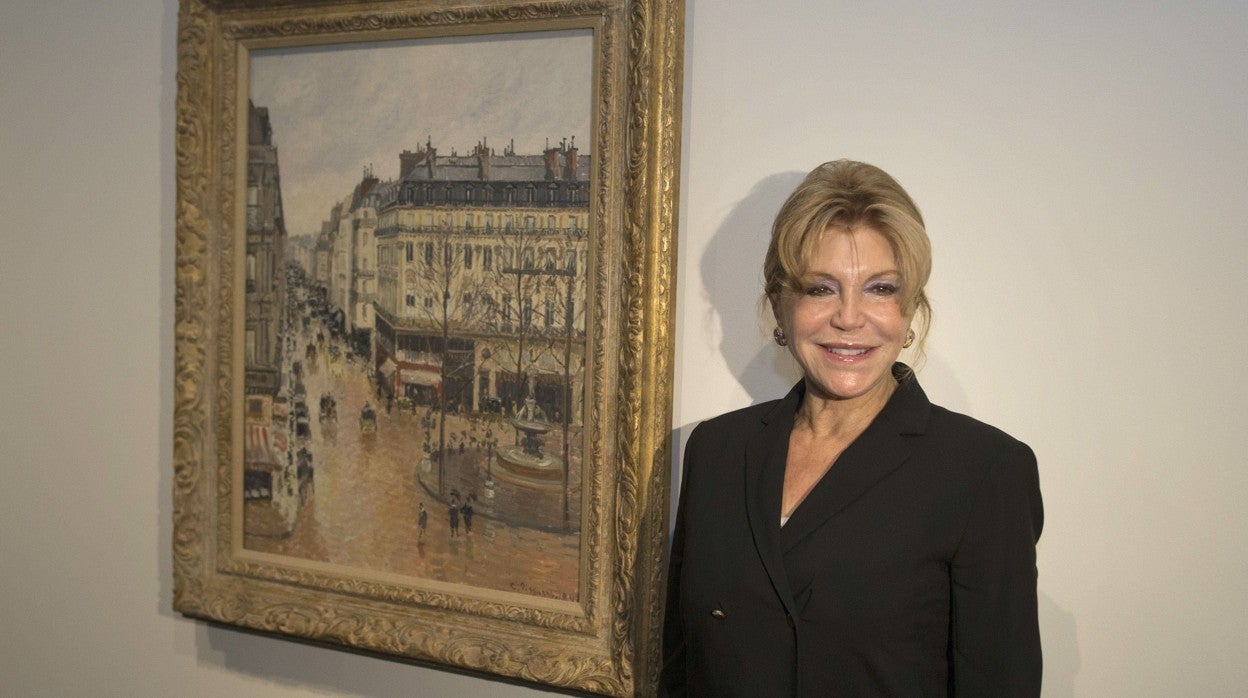 La baronesa Thyssen, junto al cuadro de Pissarro
