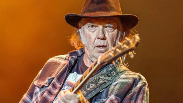 Neil Young amenaza con salir de Spotify por la 'información falsa' sobre las vacunas de un podcast