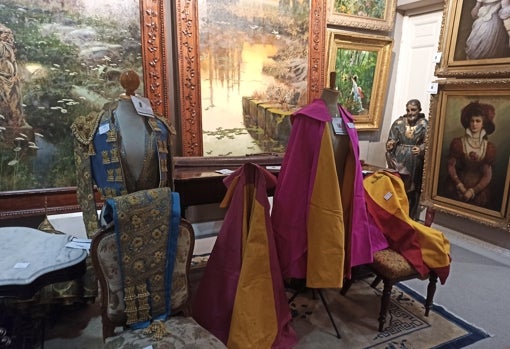 El vestido de luces, capotes y muletas de Manolete, en la casa Ansorena