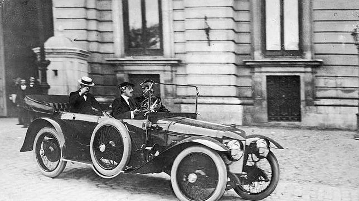 Alfonso XIII, amante de los coches, conduce el suyo, un 30-40 HP en junio de 1913