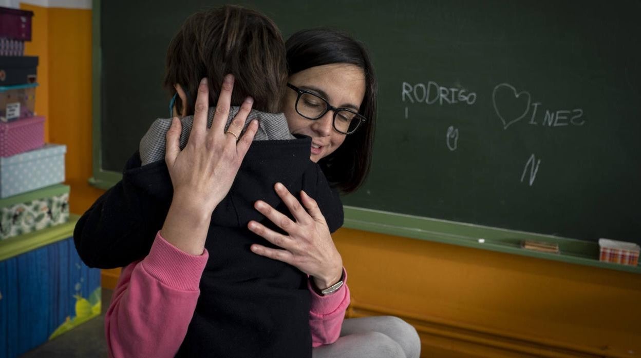 Inés Martín Rodrigo abraza a su sobrino Rodrigo, de cuatro años, en la escuela que une sus infancias