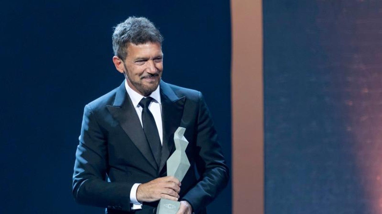 Antonio Banderas recibiendo el Premio Carmen de Honor