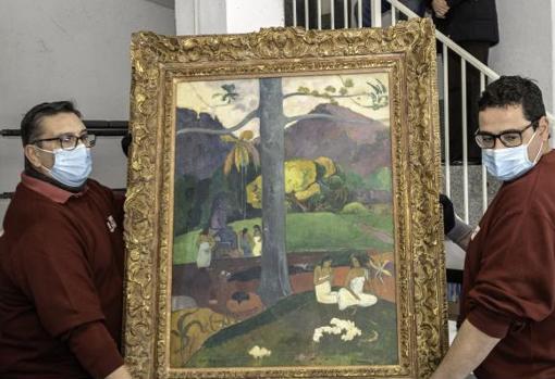 Dos trabajadores sacan el 'Mata Mua' del búnker