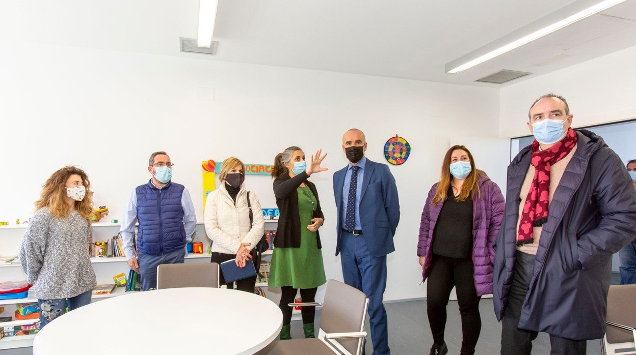 El alcalde Antonio Muñoz visitando este martes la nueva sala de lectura y estudio de Factoría Cultural