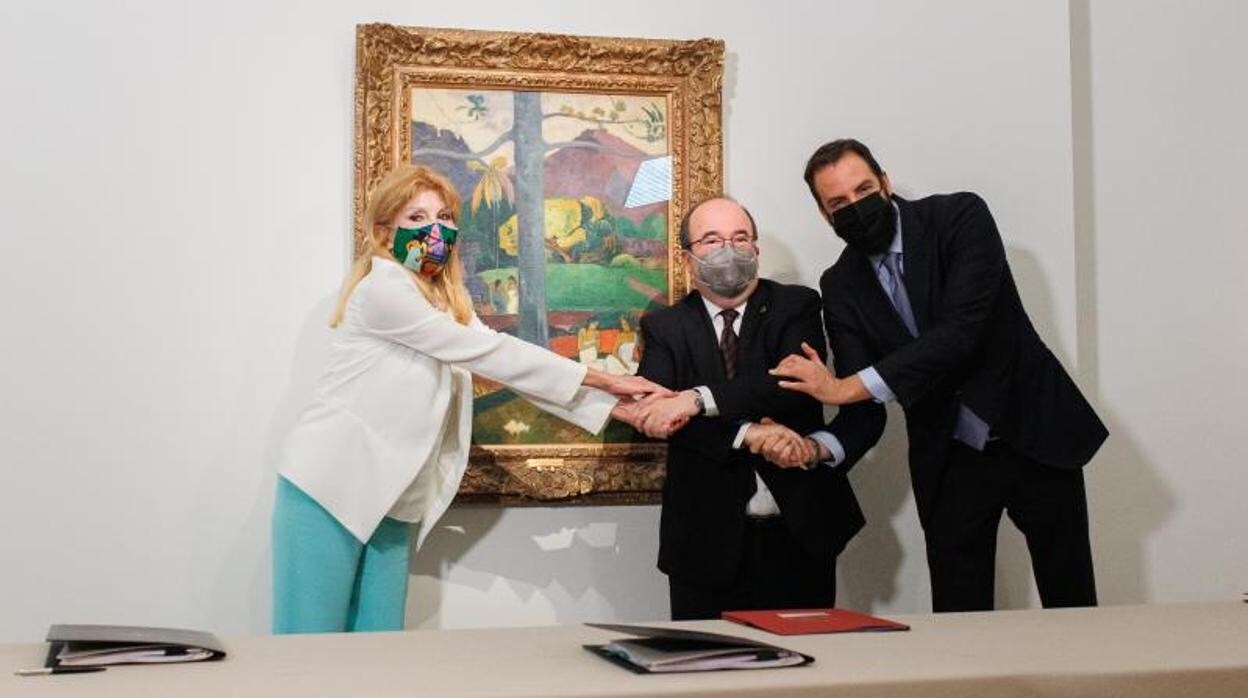 La baronesa Thyssen, el ministro de Cultura y Borja Thyssen, tras firmar el contrato de arrendamiento ante el 'Mata Mua'