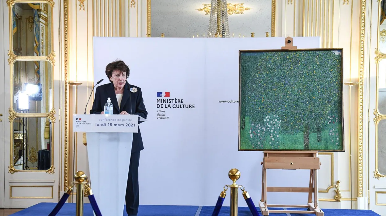 La ministra francesa de Cultura, Roselyne Bachelot, junto al Klimt expoliado restituido por Francia a sus legítimos propietarios