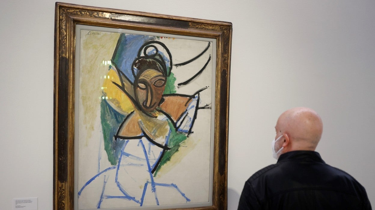 Un hombre admira 'Mujer' (época de 'Las señoritas de Aviñón), de Picasso, 1907. Fundación Beyeler, Basilea