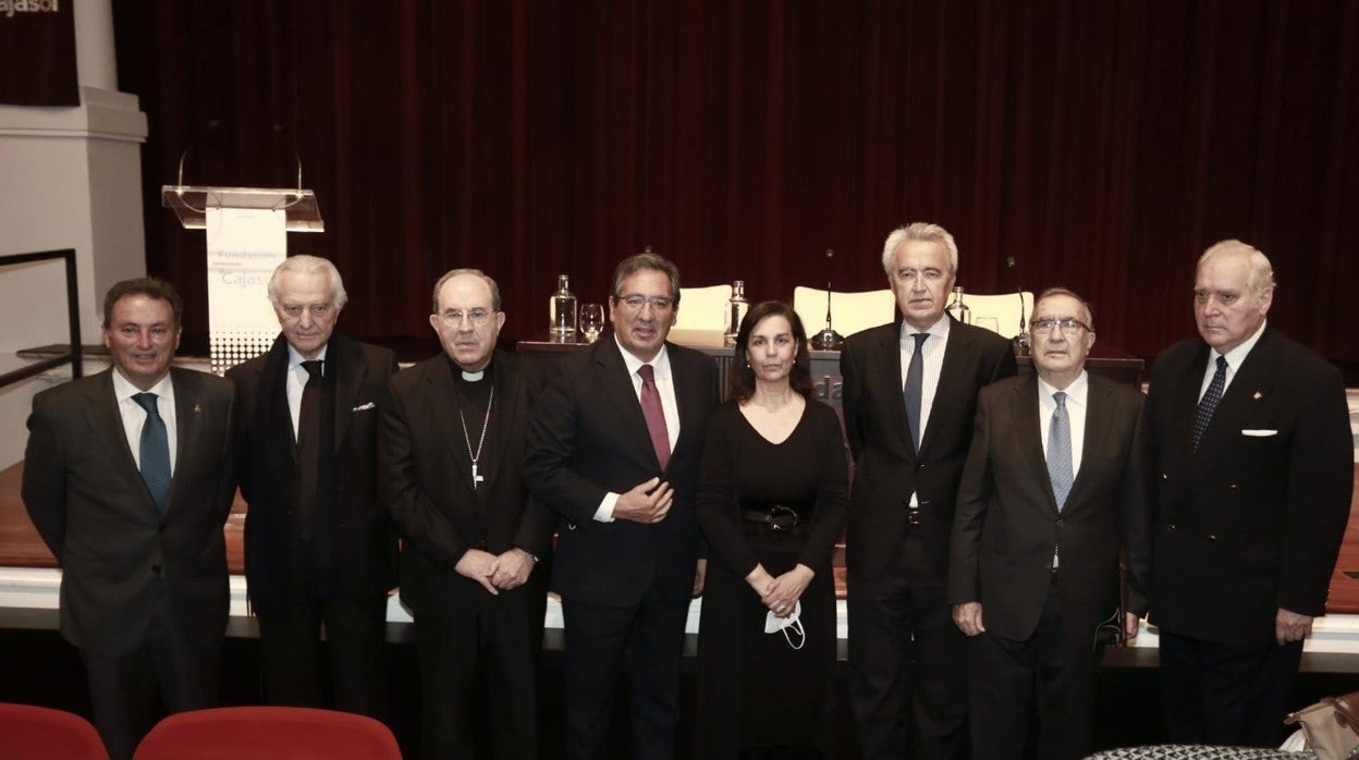 Personas que han intervenido en el homenaje a Ismael Yebra. En el centro de la imagen su viuda, Victoria