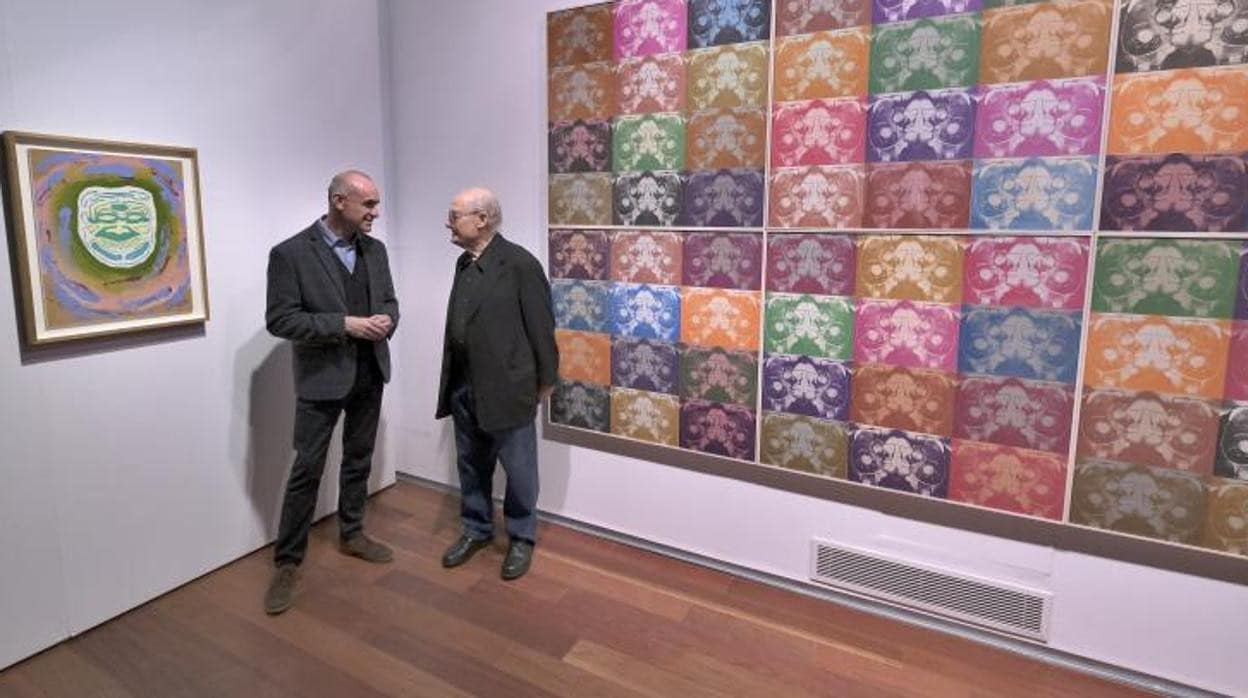 Antonio Muñoz y Luis Gordillo conversan ante dos obras de esta exposición