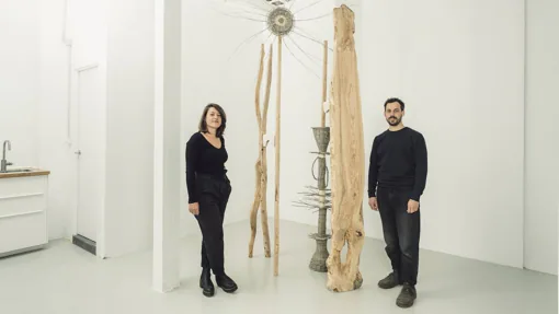 Julia Fuentesal y Pablo M. Arenillas junto a su escultura basada en el olivo