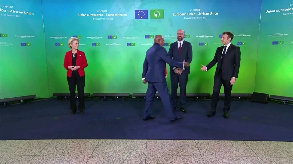 El ministro de Exteriores de Uganda saluda a Emmanuel Macron y a Charles Michel en presencia de Ursula von der Leyen