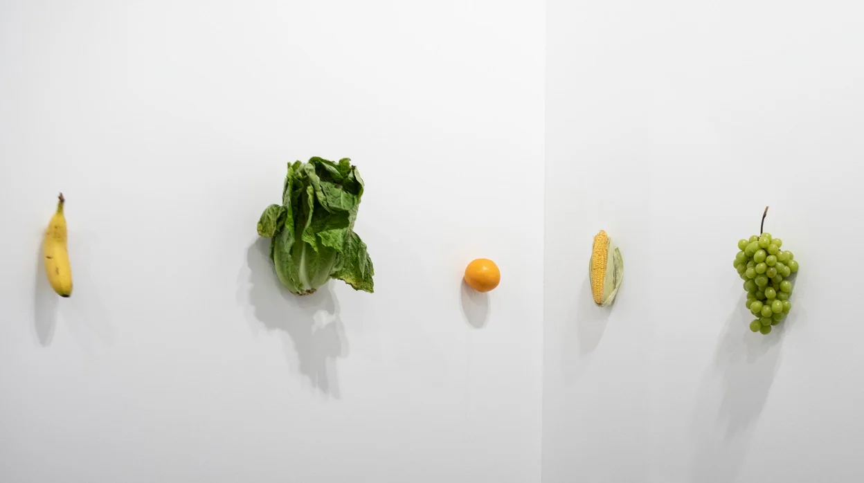Frutas y verduras frescas cuelgan en un estand de ARCO. Es un proyecto de la artista Karin Sander. Cada pieza cuesta 7.500 euros