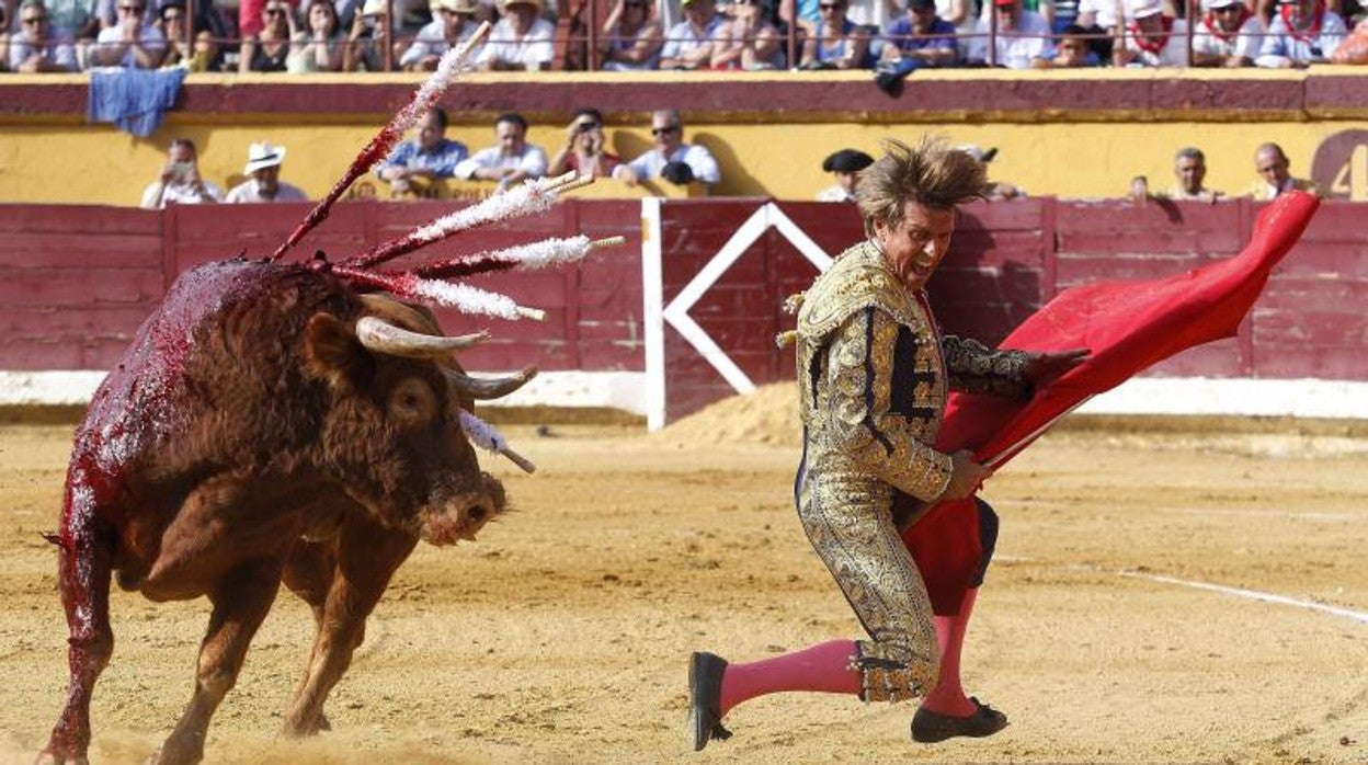 El Cordobés y su salto de la rana, en la feria de Burgos de 2014