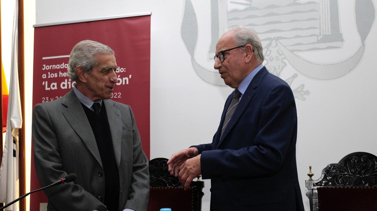 Braulio Medel conversa con Alfonso Guerra antes de la conferencia