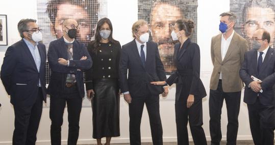 La Reina charla con Ignacio Ybarra, Presidente de Vocento, y el artista Germán Gómez en el estand de ABC Cultural en la feria