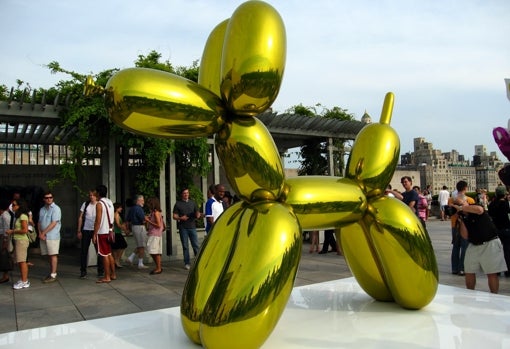 Uno de los cotizadísimos perros globo de Jeff Koons