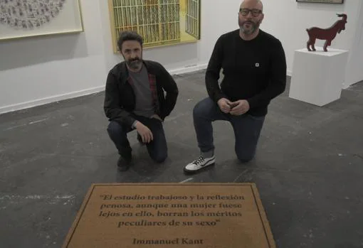 Eugenio Merino y Avelino Sala posan junto a su pieza en ADN