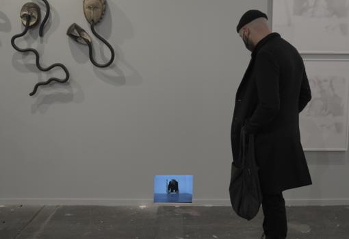 Vídeo de Yoshua Okón expuesto en la galería Mor Charpentier