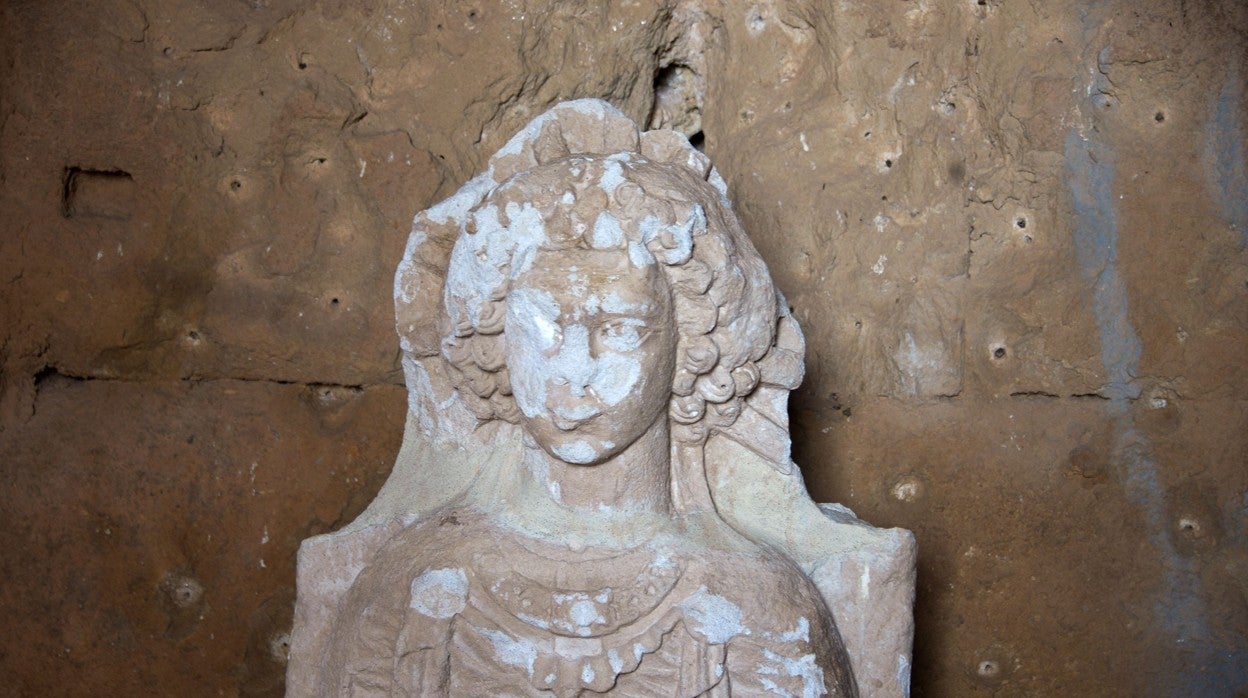 Momento en que descubrían una de las estatuas restauradas en Hatra