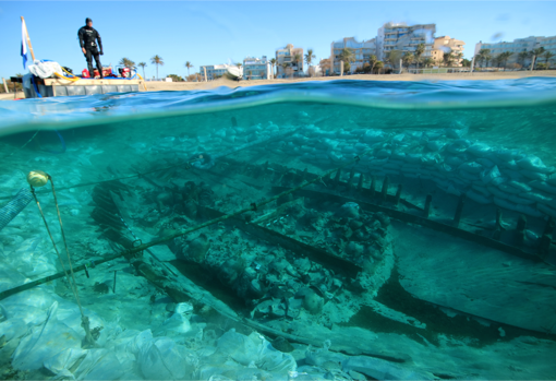 El pecio, a apenas 60 metros de la playa