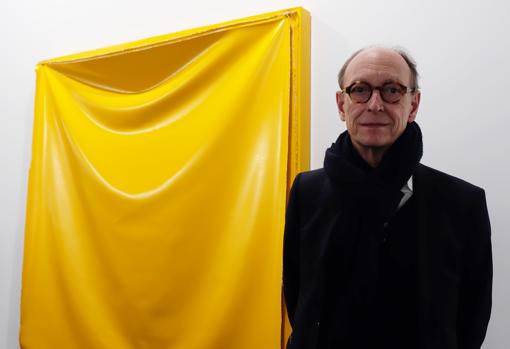 Thomas Schulte, galerista, junto a la obra de Ángela de la Cruz 'Loop'