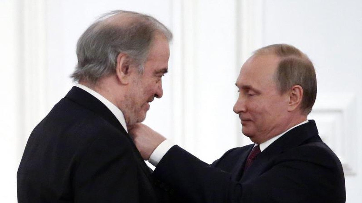 Vladimir Putin condecora a Valery Gergiev en 2016