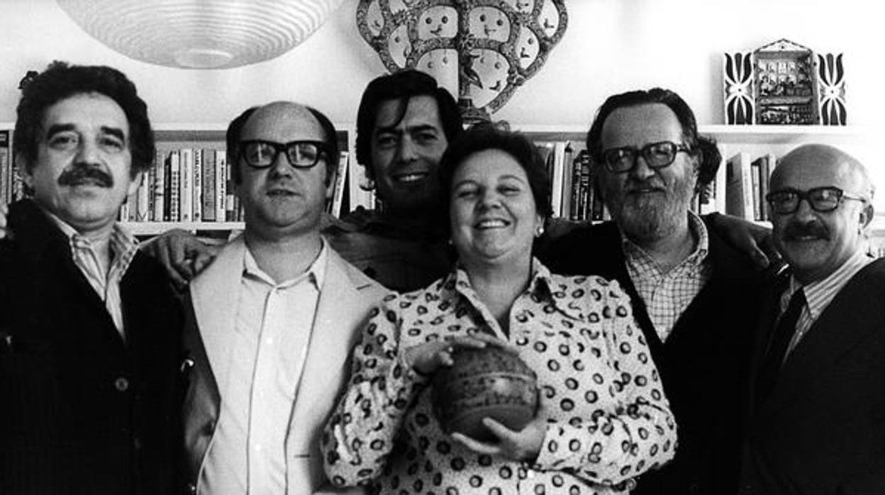 Carmen Balcells en la mítica foto que retrata a los autores del 'boom' latinoamericano.