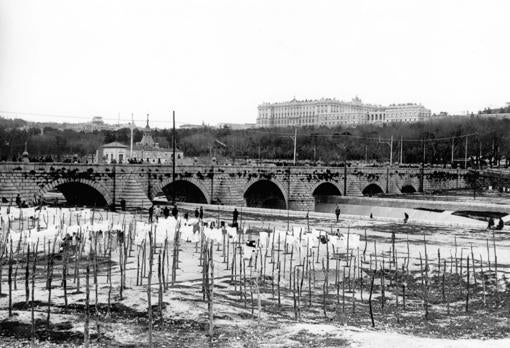 Tendederos junto al Puente de Segovia de Madrid a principios del siglo XX - ARCHIVO ABC