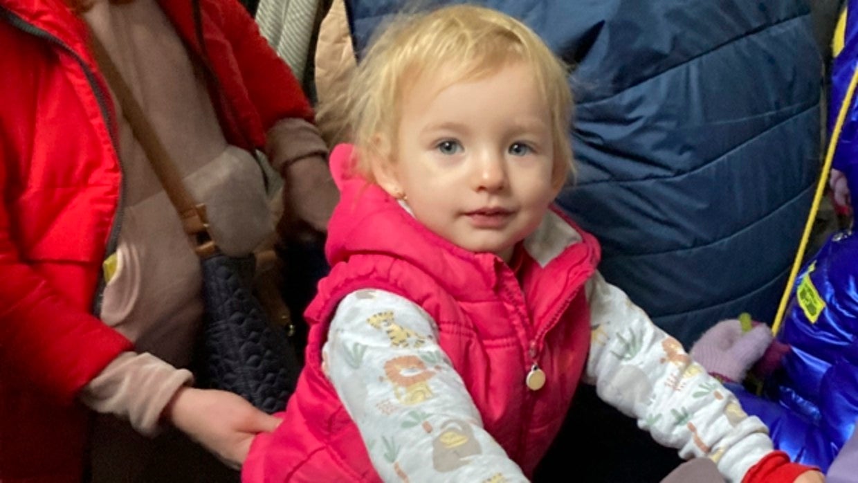 Una niña ucraniana, esperando con su familia para atravesar el paso fronterizo Korczowa - Krakovets, en la frontera con Polonia