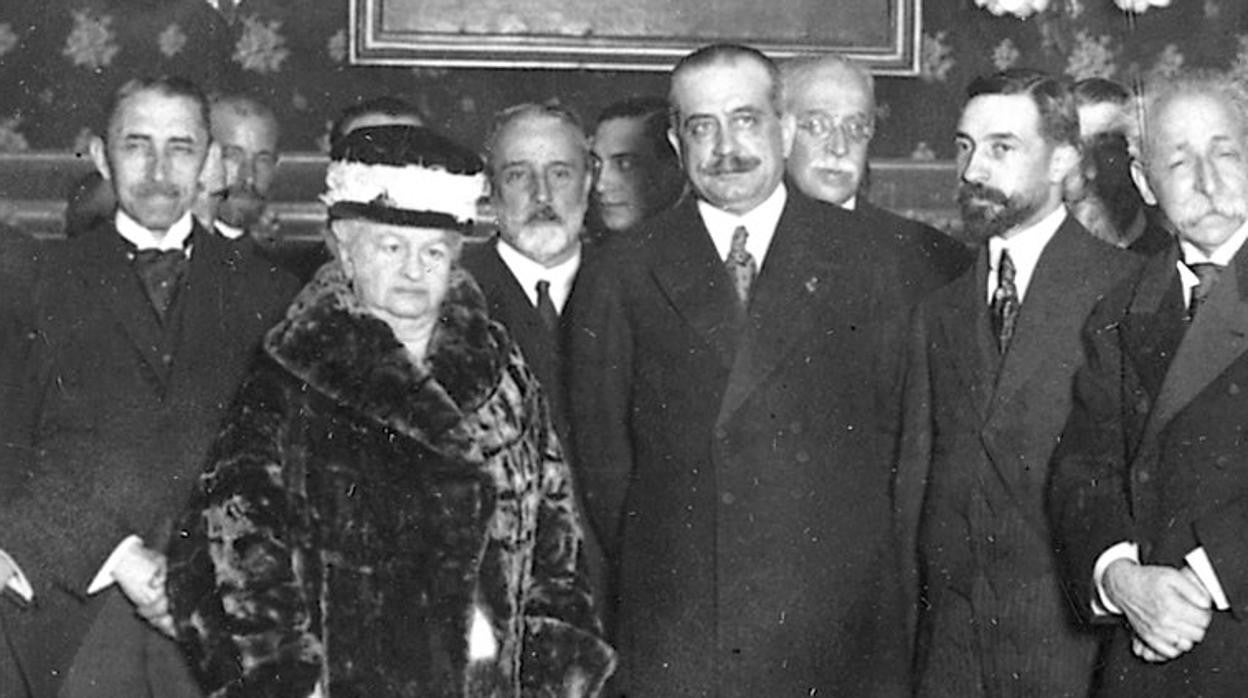 Emilia Pardo Bazán durante una visita de académicos argentinos, en 1920.