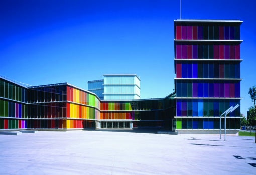 Fachada del MUSAC, que se inspira en los colores de las vidrieras de la catedral de León