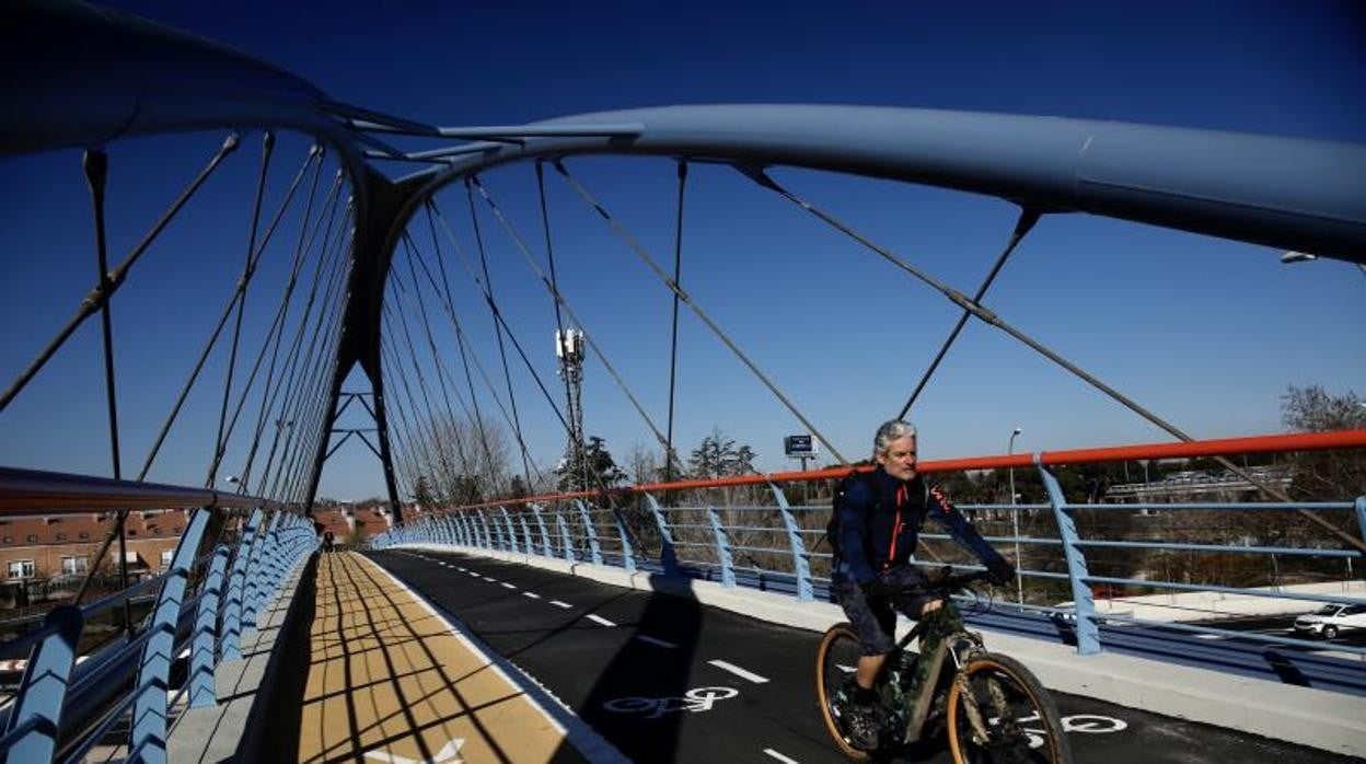 Un ciclista en el anillo verde de Madrid