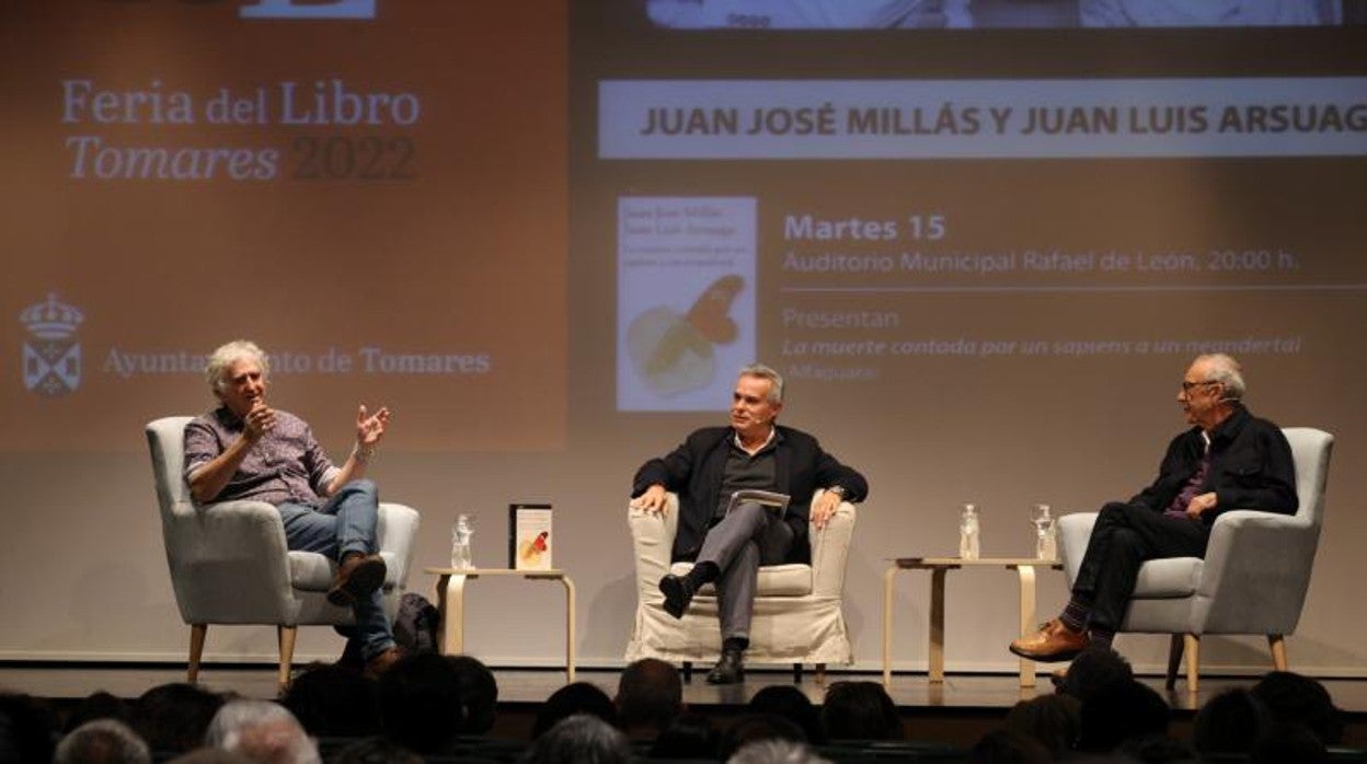 Juan Luis Arsuaga, Cristóbal Cervantes y Juan José Millás, en la Feria del Libro de Tomares