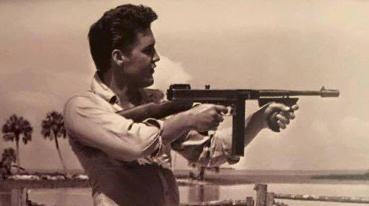 Elvis Presley, con una de las muchas armas que llegó a poseer a lo largo de su vida