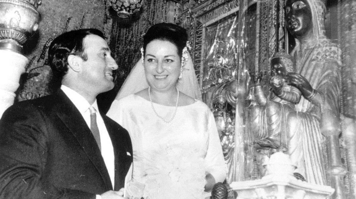 Montserrat Caballé y Bernabé Martí, el día de su boda, ante la Moreneta, en Montserrat