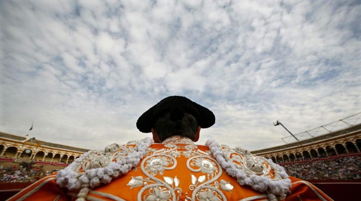 Un banderillero en la Maestranza