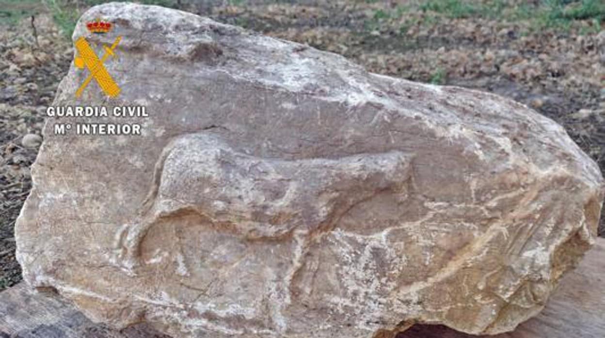El relieve de época romana recuperado por la Guardia Civil en Badajoz