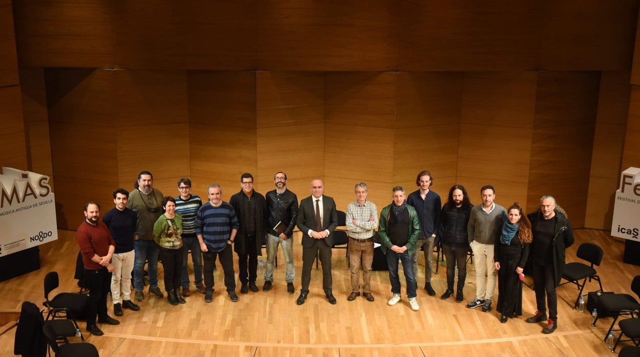 Antonio Muñoz con los músicos sevillanos que actúan en el FeMÂS