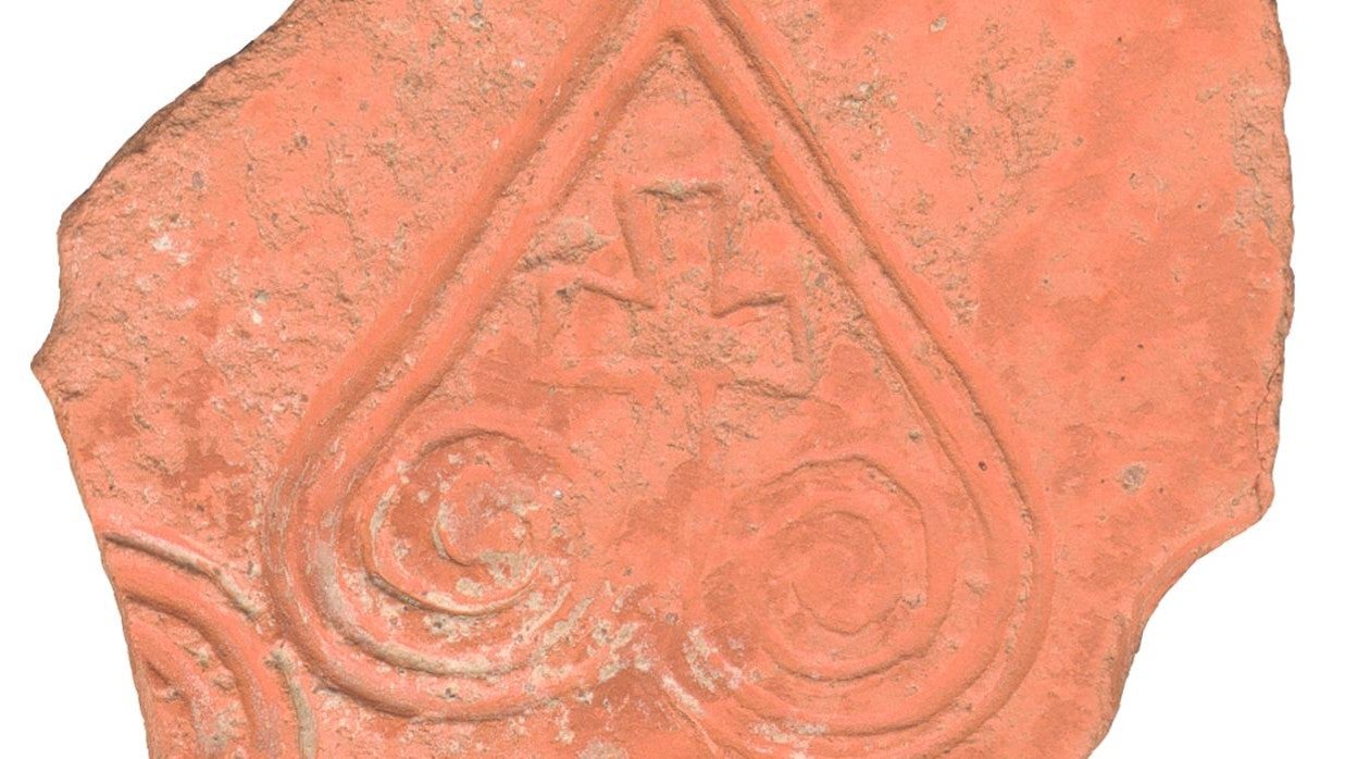 Fragmento de cerámica con decoración cristiana perteneciente a los monjes