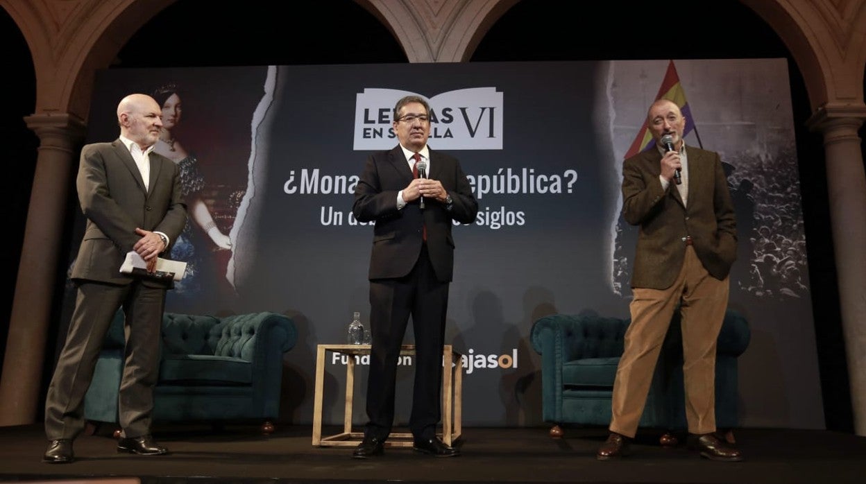 Jesús Vigorra, Antonio Pulido y Arturo Pérez-Reverte, este lunes en la Fundación Cajasol