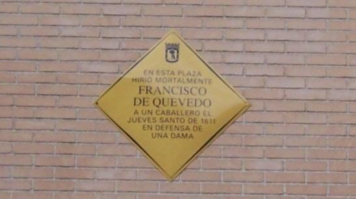 Placa conmemorativa que recuerda el supuesto suceso que protagonizó Quevedo en la Plaza de San Martín de Madrid