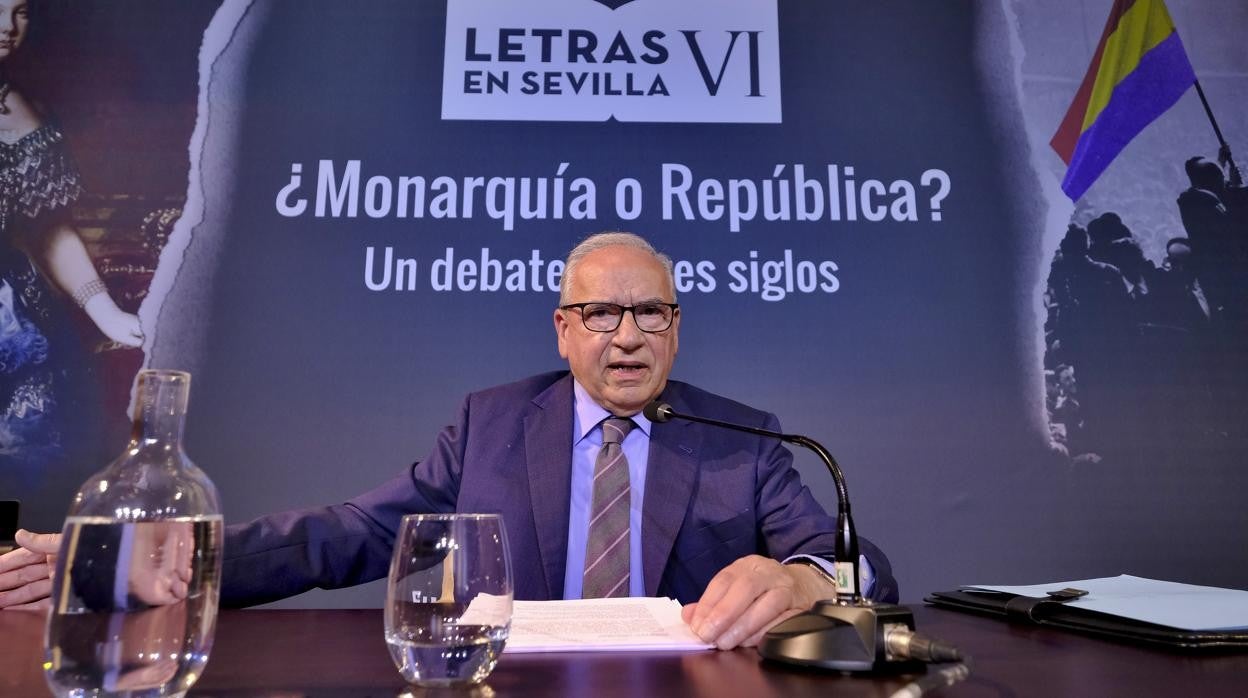 Alfonso Guerra durante su intervención en la Fundación Cajasol