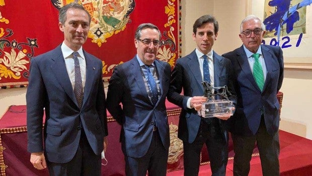 Juan Ortega recibe el trofeo a la 'Mejor Lección Torera' del Aula Taurina de Sevilla