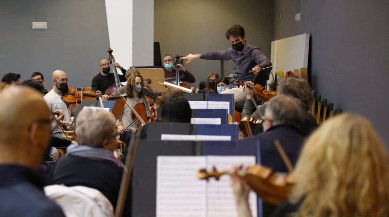 Manuel Busto ensayando con los músicos de la Sinfónica el 'Miserere'